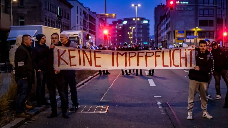 Cartaz no protesto em Nuremberg, que ocorreu no último domingo, 19 - Getty Images