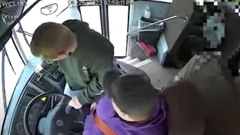 Momento em que o menino controla o ônibus - Reprodução/YouTube/Vídeo/ UOL