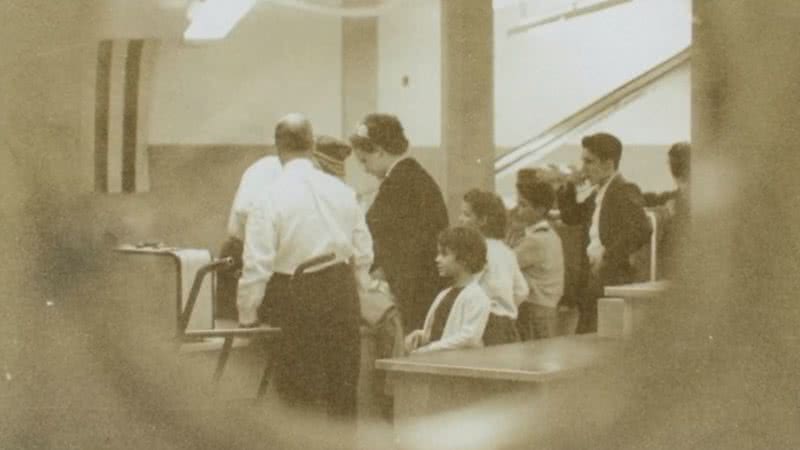 Fotografia de crianças no aeroporto durante a Operação Pedro Pan - Divulgação