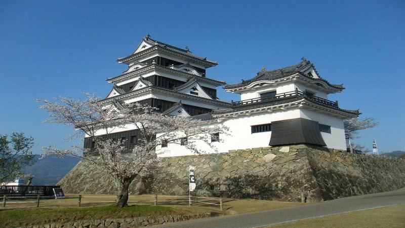 Castelo de Ozu, Japão - Wikimedia Commons