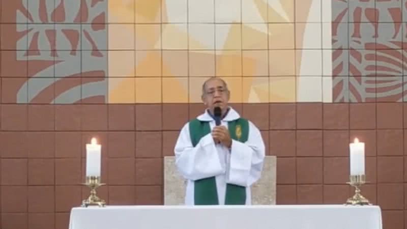 O padre Antônio Firmino Lopes durante missa - Divulgação/ Facebook