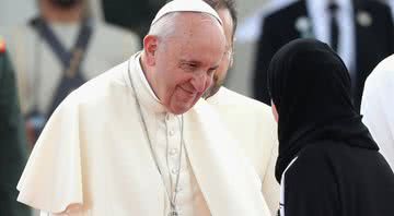 Papa cumprimentando fiel em viagem internacional - Getty Images