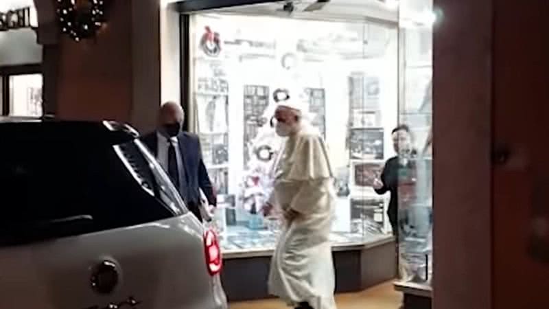 Imagem do Papa Francisco saindo da loja de discos em Roma - Divulgação/ Youtube/ ROME REPORTS en Español