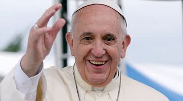 Papa Francisco acenando durante evento - Getty Images