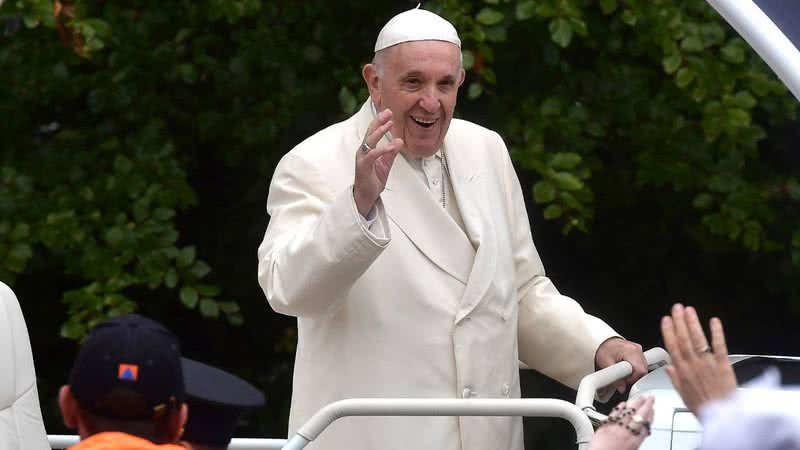 Papa em passeio no papamóvel - Getty Images