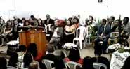 Vídeo registra momento em que pastor passa mal no culto - Divulgação/Vídeo/g1