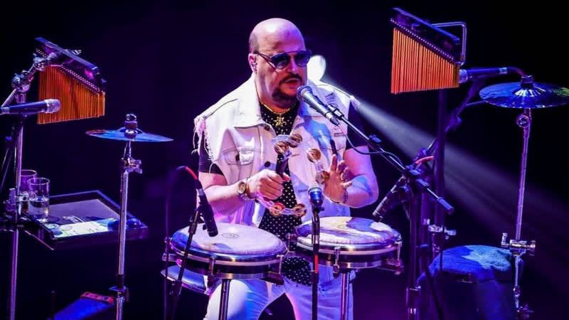 Paulinho toca percussão durante show do Roupa Nova - Divulgação/Facebook/Roupa Nova