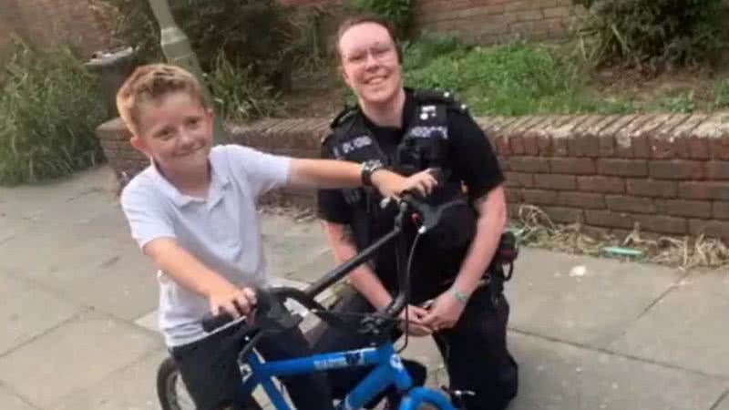 Policial posa com garoto que cedeu bicicleta em perseguição - Divulgação / Redes sociais / Polícia de Hampshire