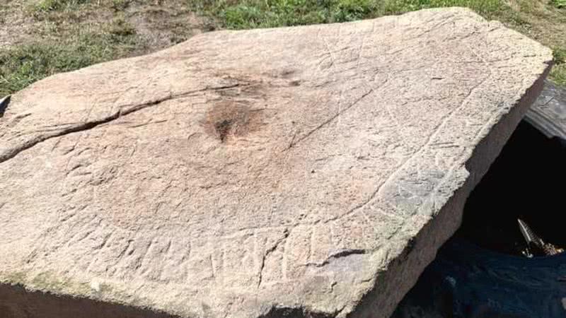 Pedra rúnica encontrada na Suécia - Museu Västervik / Divulgação