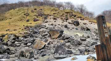 A pedra rompida em dois pedaços no Japão - Divulgação/Twitter/@Lily0727K