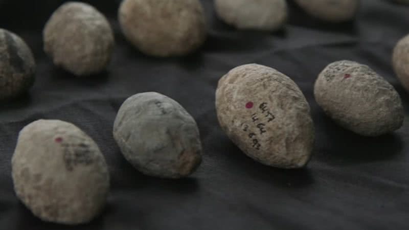 Imagem das pedras de funda - Reprodução/Vídeo/YouTube/Israel Antiquities Authority Official Channel