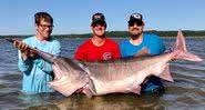 Grant Rader e o recordista peixe-espada de 74 kg - Divulgação/Facebook/Departamento de Conservação de Vida Selvagem de Oklahoma