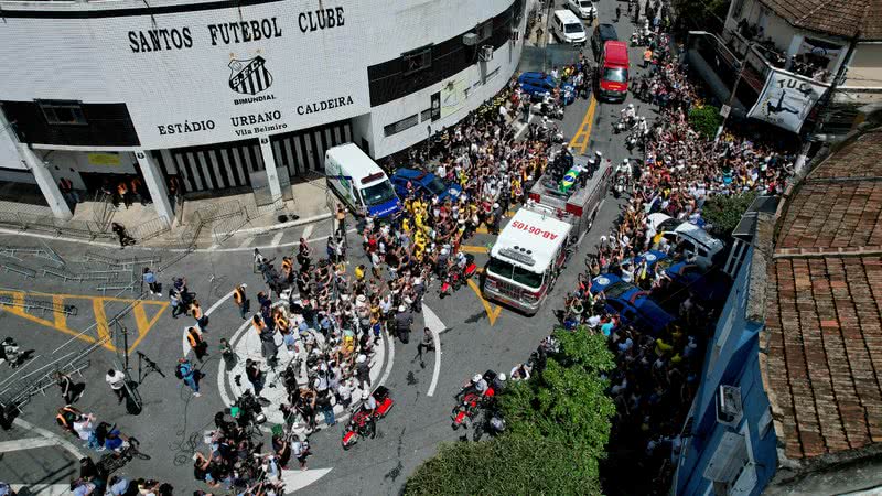 Fotografia do caixão de Pelé deixando a Vila Belmiro - Getty Images