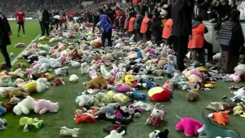 Pelúcias arremessadas por torcedores do Besiktas no campo - Reprodução/Vídeo