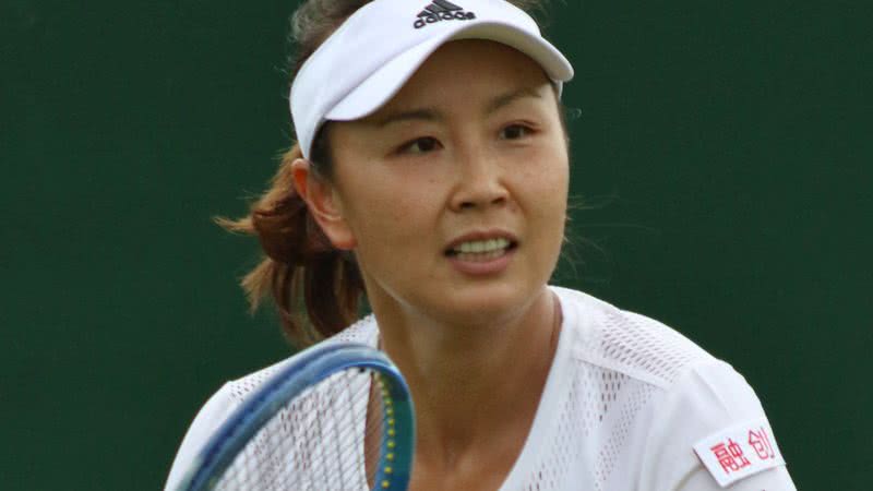 Peng Shuai em jogo no torneio de Wimbledon (2019) - Wikimedia Commons