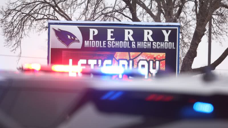 Imagem das viaturas na escola de Ensino Médio em Perry - Getty Images