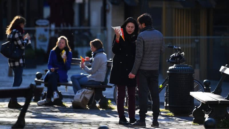 Belgas comem em rua de Bruxelas, em 2020 - Getty Images