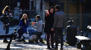 Belgas comem em rua de Bruxelas, em 2020 - Getty Images