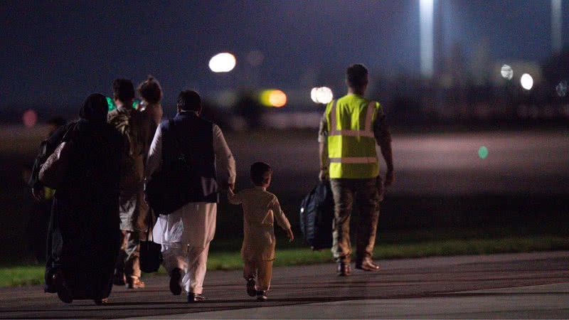 Fotografia de afegãos e britânicos desembarcando em Brize Norton, na Inglaterra - Getty Images