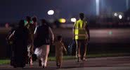 Fotografia de afegãos e britânicos desembarcando em Brize Norton, na Inglaterra - Getty Images