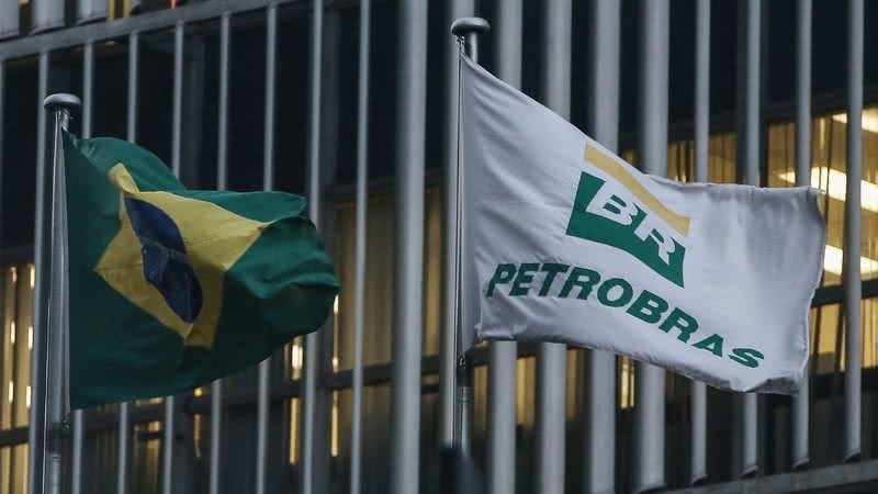 Bandeiras da Petrobras junto com a do Brasil - Getty Images