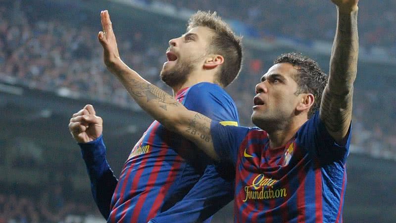 Gerard Piqué, ex-zagueiro, e o volante Daniel Alves, na época em que jogavam juntos pelo Barcelona - Getty Images