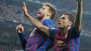 Gerard Piqué, ex-zagueiro, e o volante Daniel Alves, na época em que jogavam juntos pelo Barcelona - Getty Images