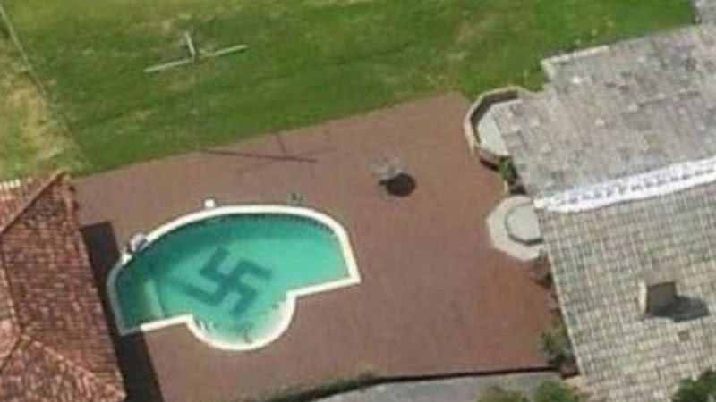 Piscina da casa de Wandercy Antônio Pugliesi, com o símbolo de uma suástica desenhado - Divulgação / Polícia Civil de Santa Catarina