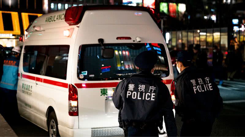 Fotografia meramente ilustrativa de ambulância e policiais na Coreia do Sul - Divulgação/ Freepik/ Licença livre