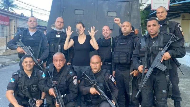 Fotografia dos policiais cariocas com a mulher que foi resgatada - Divulgação