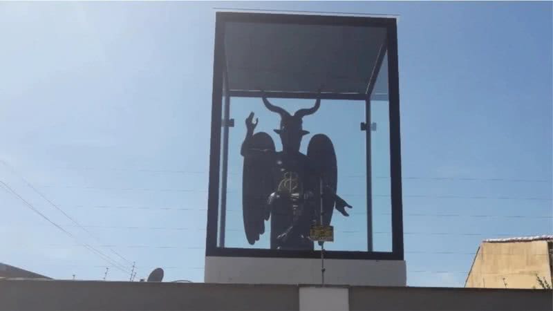 Imagem religiosa de Belzebu, Baphomet ou Saravá Exu Maioral, em residência na cidade de Alvorada, Porto Alegre - Reprodução/Twitter