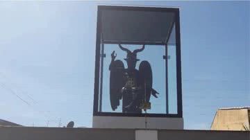 Imagem religiosa de Baphomet em residência na cidade de Alvorada - Reprodução/Twitter