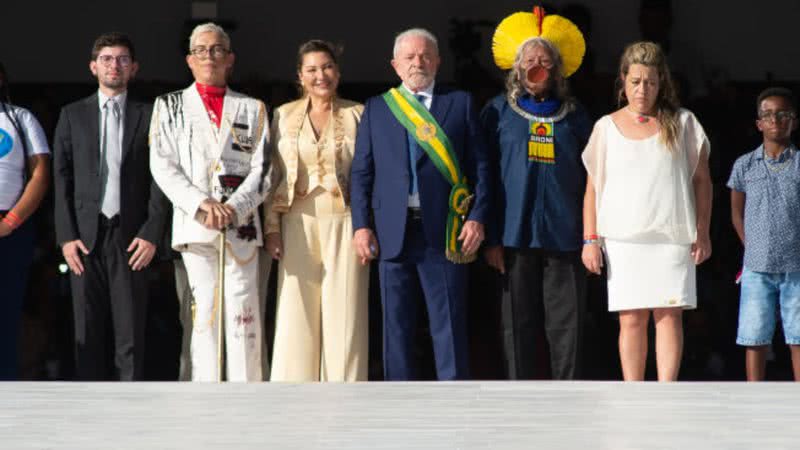 Ivan Baron junto da equipe que entregou faixa presidencial à lula, com roupas brancas - Getty Images