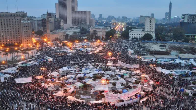 Fotografia da Praça Tahrir em protestos realizados em 2011 - Wikimedia Commons