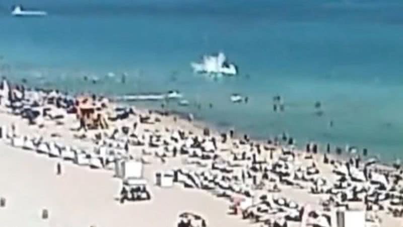 Momento onde helicóptero cai no mar - Divulgação / Miami Beach Police Department