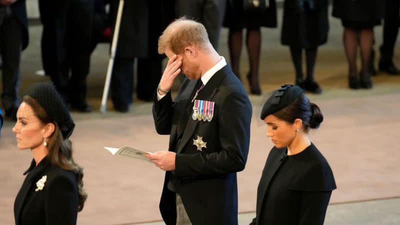 Príncipe Harry enxuga lágrimas no velório de Elizabeth II - Getty Images