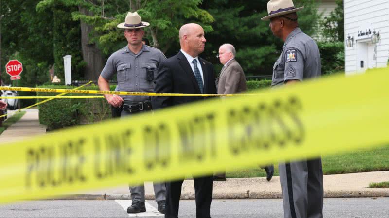 Imagem da polícia investigando a casa do suposto responsável pelos assassinatos em Gilgo Beach - Getty Images