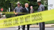 Imagem da polícia investigando a casa do suposto responsável pelos assassinatos em Gilgo Beach - Getty Images