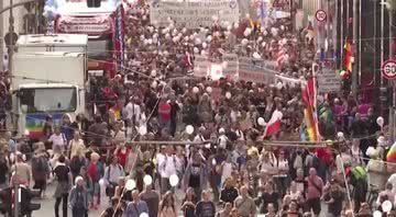 Imagens do protesto antimáscara em Berlim - Divulgação/ YouTube/ Global News