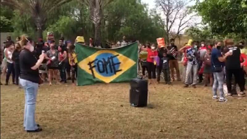 Manifestantes do MTST em frente à casa do senador - Divulgação/Youtube/UOL