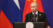 Putin à frente da bandeira chinesa - Getty Images