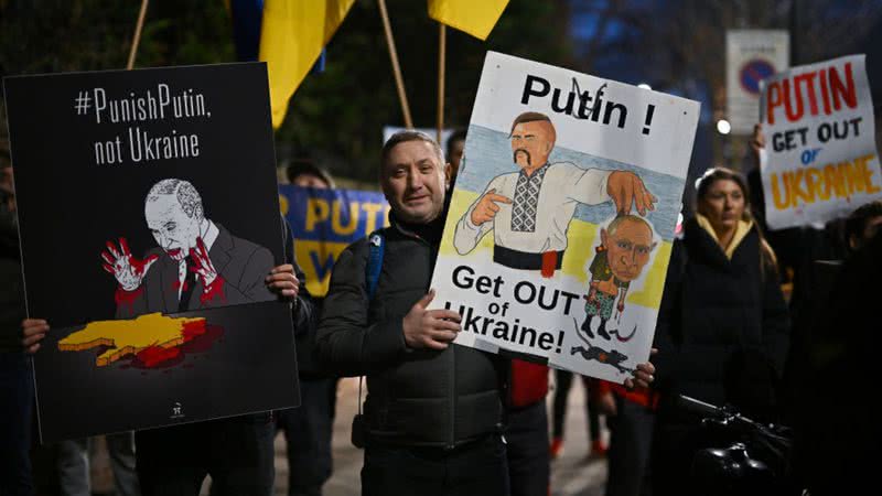 Ucranianos se manifestam do lado de fora da Embaixada da Rússia - Getty Images