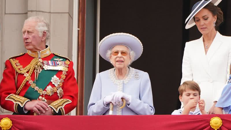 Fotografia da rainha na varanda do Palácio de Buckingham, com seu filho, o príncipe Charles, à esquerda, e Kate Middleton, esposa de seu neto William, à direita - Getty Images