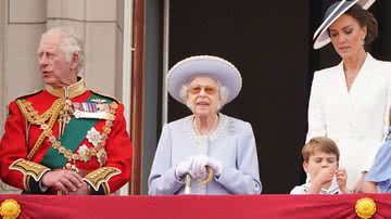 Fotografia da rainha na varanda do Palácio de Buckingham, com seu filho, o príncipe Charles, à esquerda, e Kate Middleton, esposa de seu neto William, à direita - Getty Images