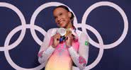 A ginasta Rebeca Andrade posa com as duas medalhas de ouro e prata - Getty Images