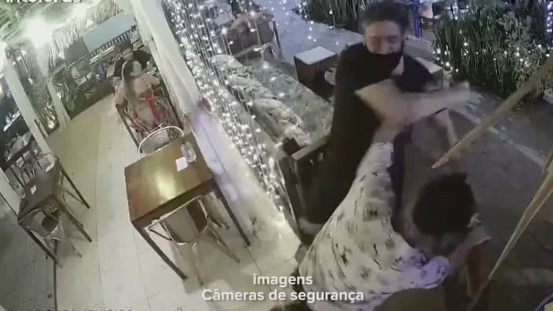 Registro do homem agredindo o funcionário em um restaurante em Alter do Chão, Pará - Divulgação/Câmeras de segurança/g1