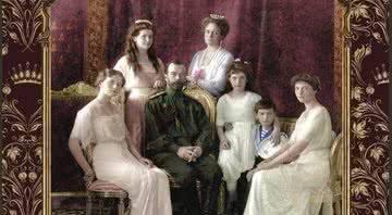 Fotografia da família Romanov - Divulgação / Amazon / 'Os últimos Czares: Uma breve história não contada dos Romanovs'