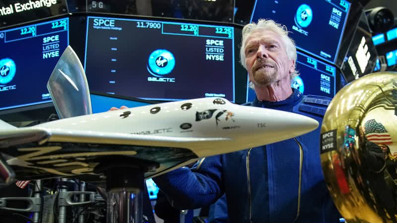 Richard Branson junto de uma representação das espaçonaves da Virgin Galactic - Getty Images