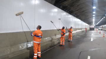 Funcionários restaurando o túnel - Divulgação / Comlurb