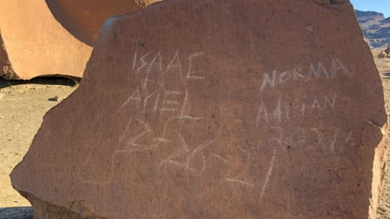 Rocha pré-histórica que foi vandalizada - Divulgação/Instagram/@bigbendnps